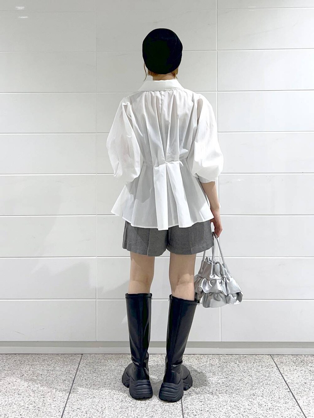 「着痩せ・細見え、女子ウケ、シャツ、ショートパンツ、ブーツ、ショルダーバッグ、mysty woman」｜「mysty womanのレザーフリルバッグ 142298（ショルダーバッグ、シルバー系）」を使った、uemiさん（レディース・163cm）の秋コーディネートの3枚目の写真