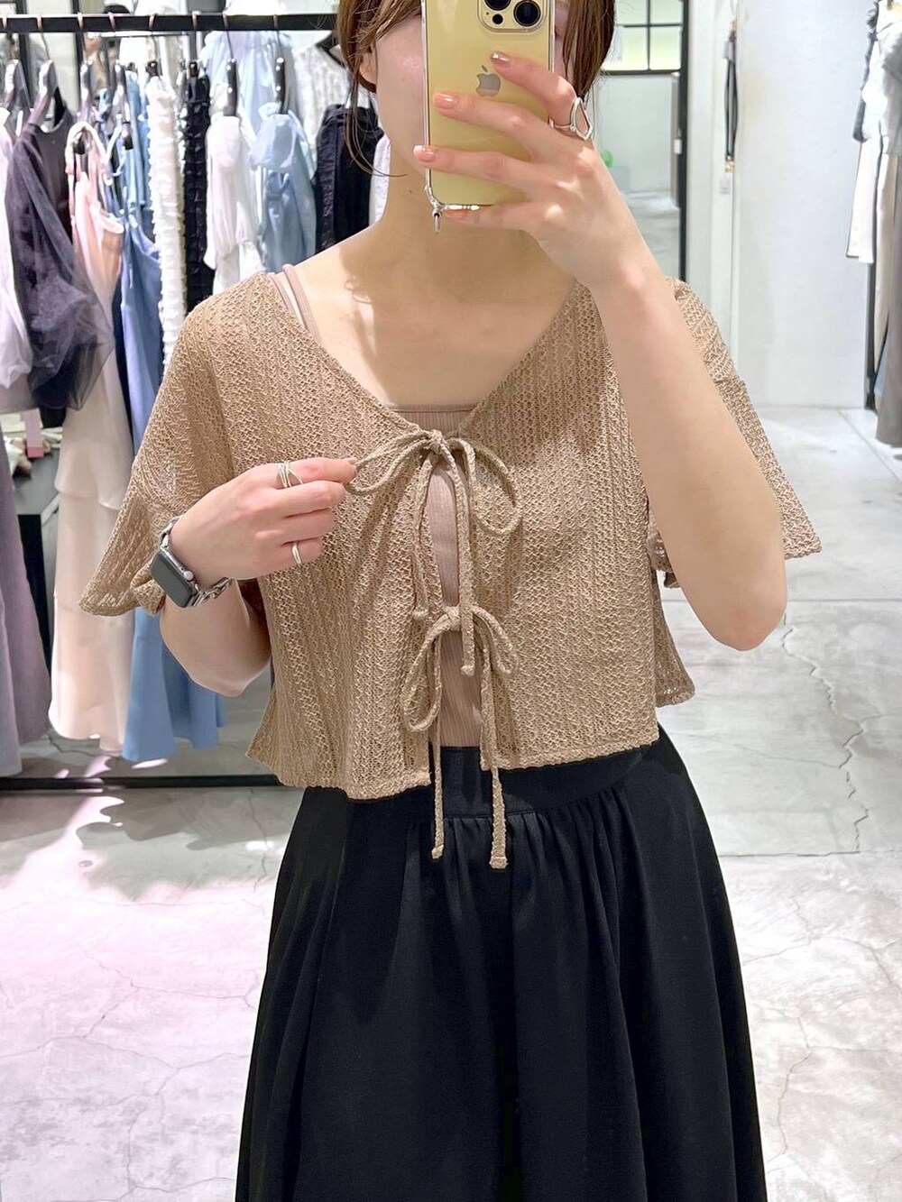 ホワイト系のショルダーバッグ、ブラウン系のカーディガン/ボレロ、ブラック系のサンダルを着用したレディースの夏コーディネートの4枚目の写真