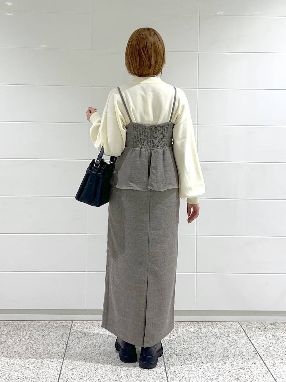 ブラック系のショルダーバッグ、ブラック系のブーツ、ブラウン系のワンピースを着用したレディースの秋コーディネートの6枚目の写真