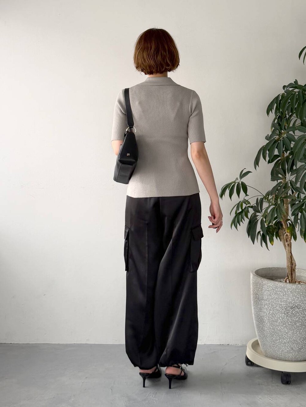 ブラック系のサンダル、ブラック系のショルダーバッグ、ブラック系のその他パンツを着用したレディースの春コーディネートの3枚目の写真