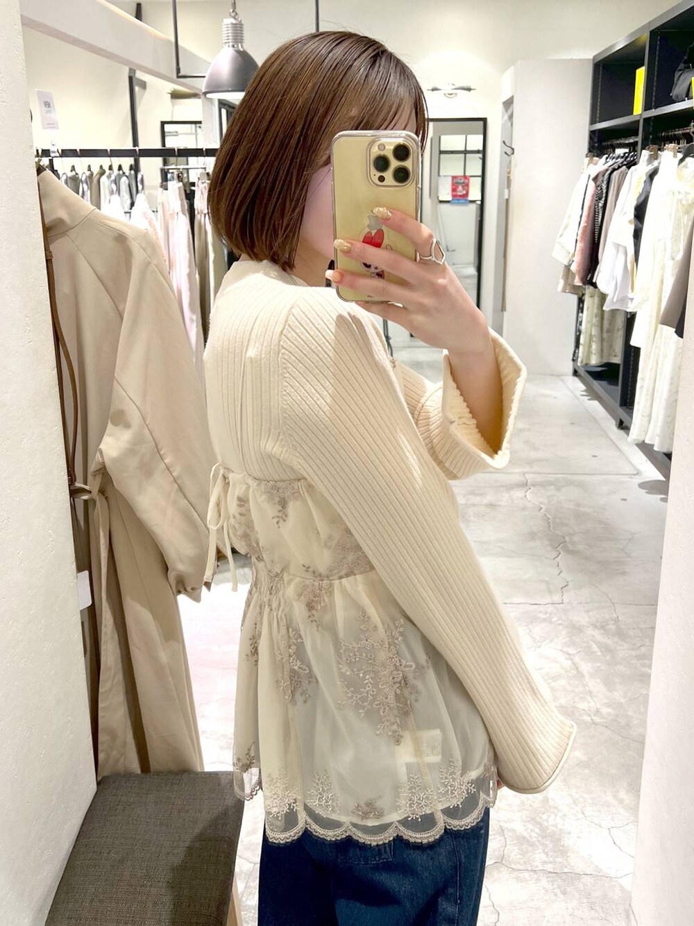 ホワイト系のその他トップス、ホワイト系のニット/セーター、ブルー系のデニムパンツを着用したレディースの春コーディネートの4枚目の写真