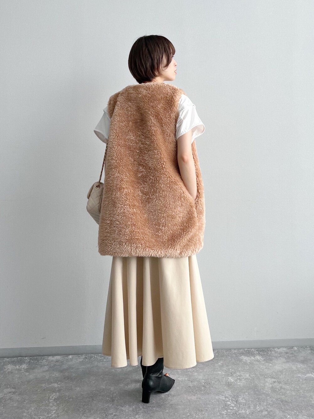 グリーン系のブルゾン、ホワイト系のショルダーバッグ、ホワイト系のTシャツ/カットソーを着用したレディースの夏コーディネートの3枚目の写真