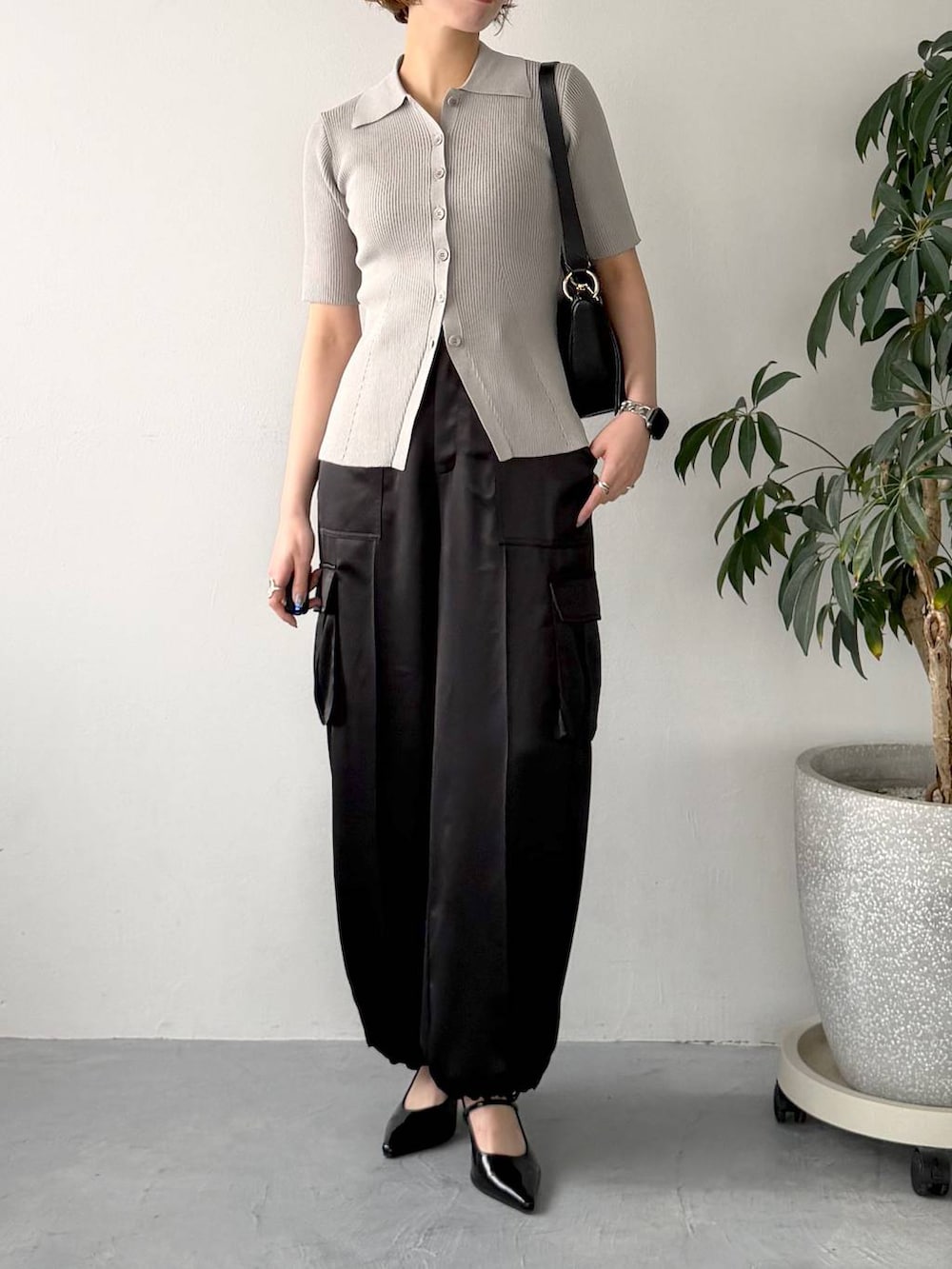 ブラック系のサンダル、ブラック系のショルダーバッグ、ブラック系のその他パンツを着用したレディースの春コーディネートの5枚目の写真