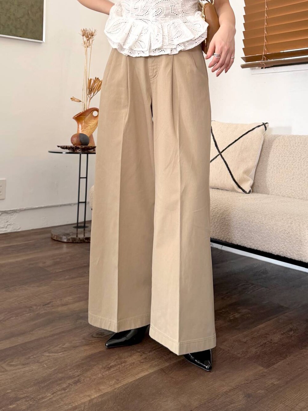 ブラック系のサンダル、イエロー系のショルダーバッグ、ホワイト系のシャツ/ブラウスを着用したレディースの冬コーディネートの5枚目の写真