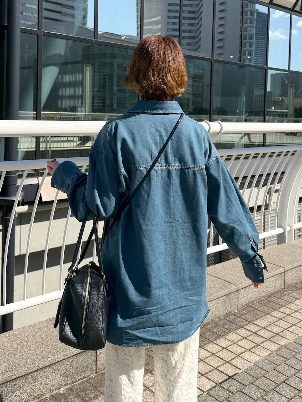 ブラック系のハンドバッグ、ブラック系のローファー、ホワイト系のその他パンツを着用したレディースの冬コーディネートの6枚目の写真