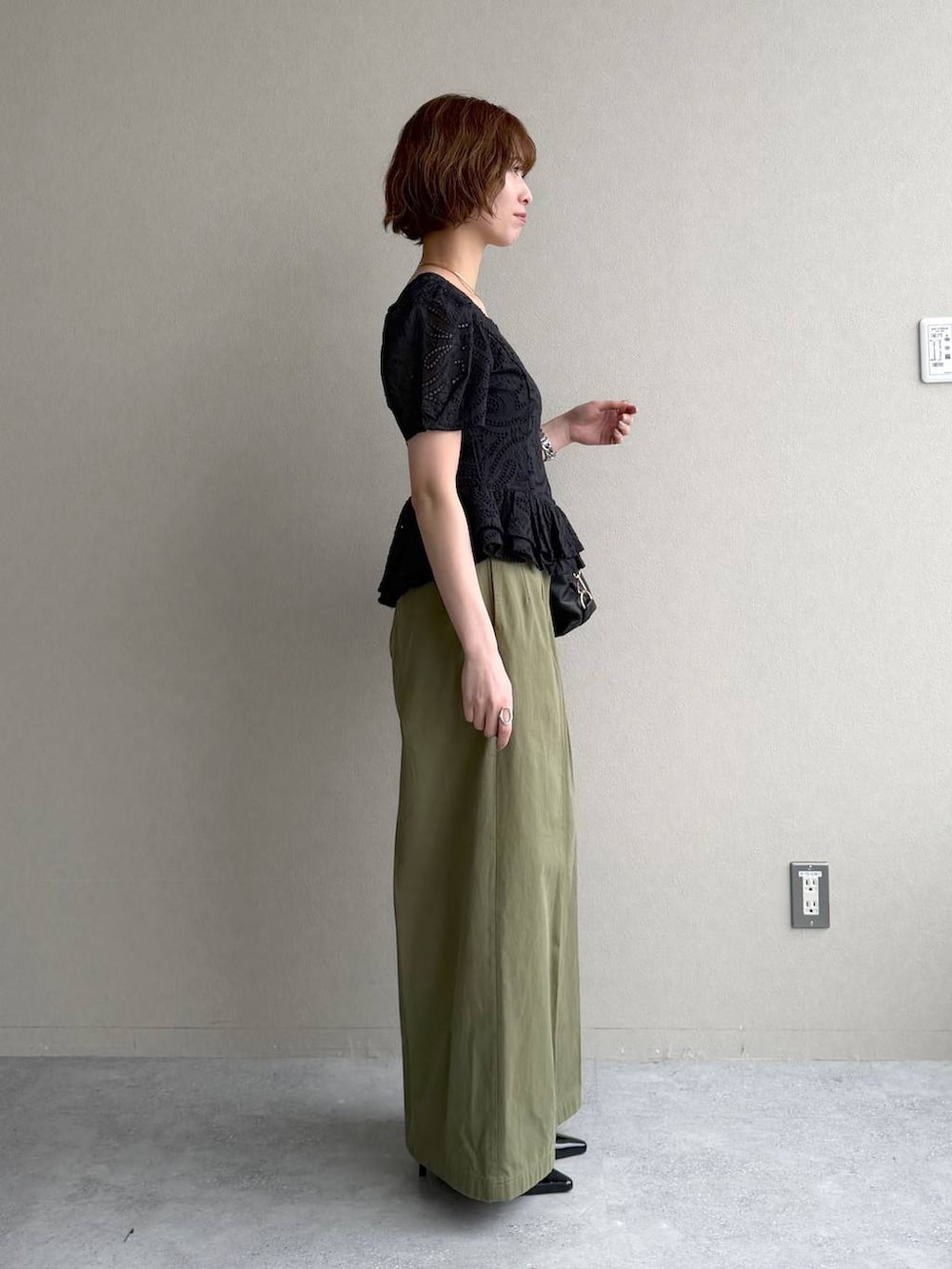 ブラック系のボストンバッグ、ブラック系のサンダル、ブラック系のシャツ/ブラウスを着用したレディースの春コーディネートの2枚目の写真