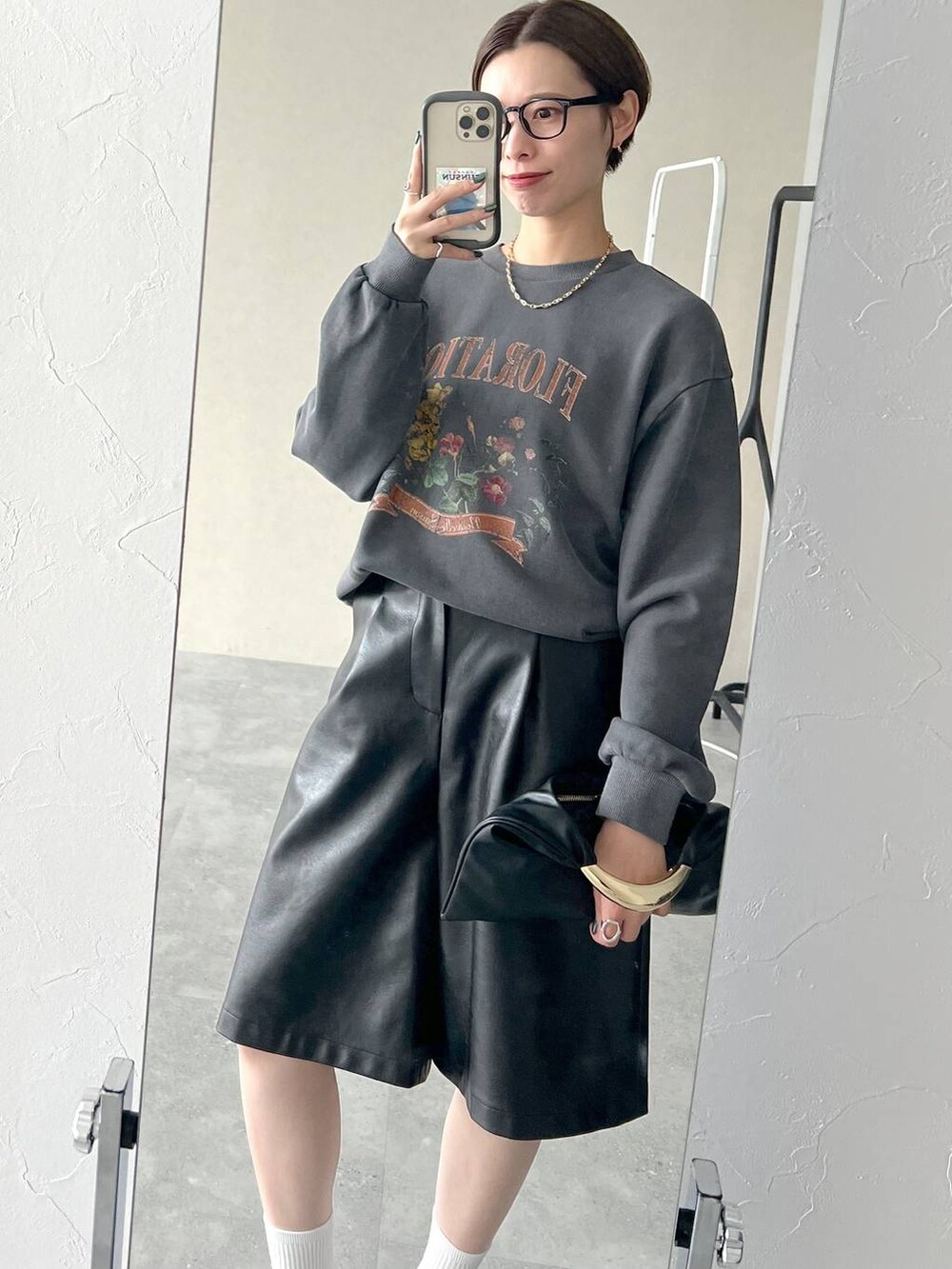 ブラック系のハンドバッグ、グレー系のスウェット、ブラック系のその他パンツを着用したレディースの秋コーディネートの4枚目の写真