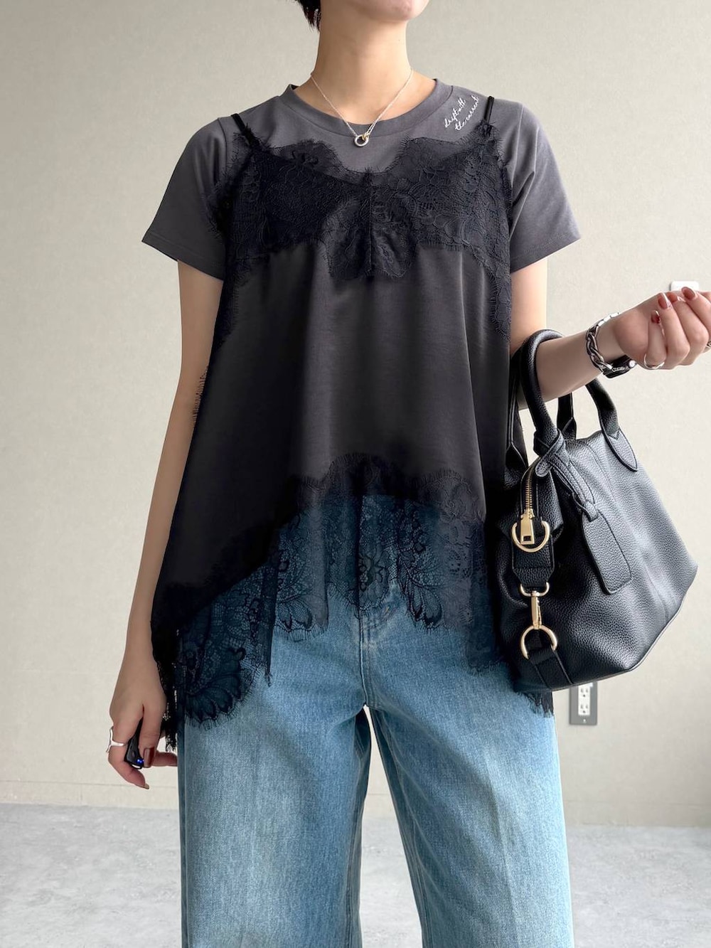 グレー系のTシャツ/カットソー、ブラック系のボストンバッグ、ブラック系のキャミソールを着用したレディースの夏コーディネートの4枚目の写真