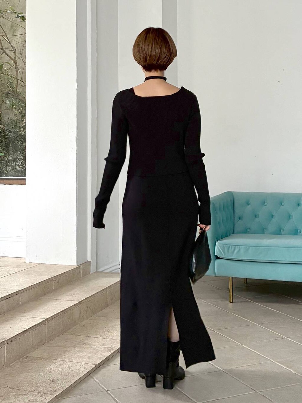 ブラック系のハンドバッグ、ホワイト系のステンカラーコート、ブラック系のブーツを着用したレディースの秋コーディネートの4枚目の写真