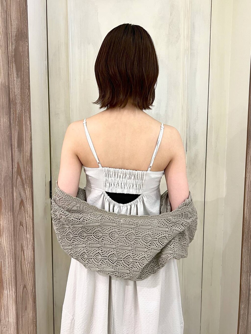 グレー系のワンピース、ホワイト系のトートバッグ、ホワイト系のサンダルを着用したレディースの春コーディネートの5枚目の写真