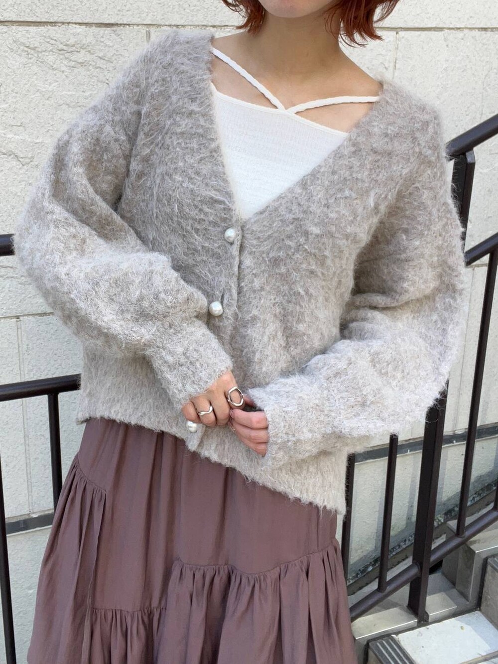 ブラック系のハンドバッグ、ブラック系のブーツ、ブラウン系のカーディガン/ボレロを着用したレディースの秋コーディネートの4枚目の写真