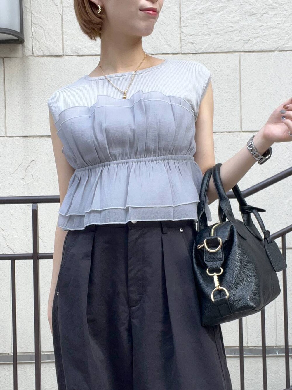 ブラック系のサンダル、ブラック系のその他パンツ、ブラック系のボストンバッグを着用したレディースの夏コーディネートの4枚目の写真