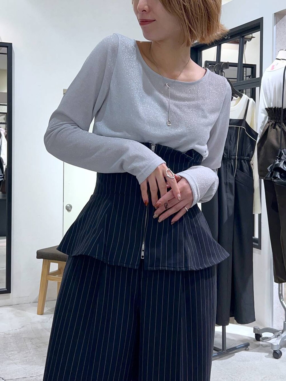 ブラック系のブーツ、シルバー系のTシャツ/カットソー、ブルー系のその他パンツを着用したレディースの秋コーディネートの8枚目の写真