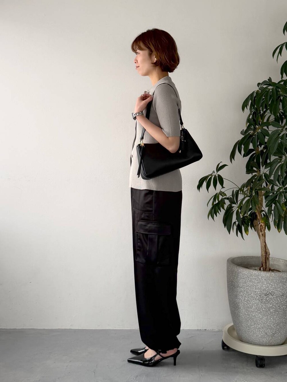 ブラック系のサンダル、ブラック系のショルダーバッグ、ブラック系のその他パンツを着用したレディースの春コーディネートの2枚目の写真