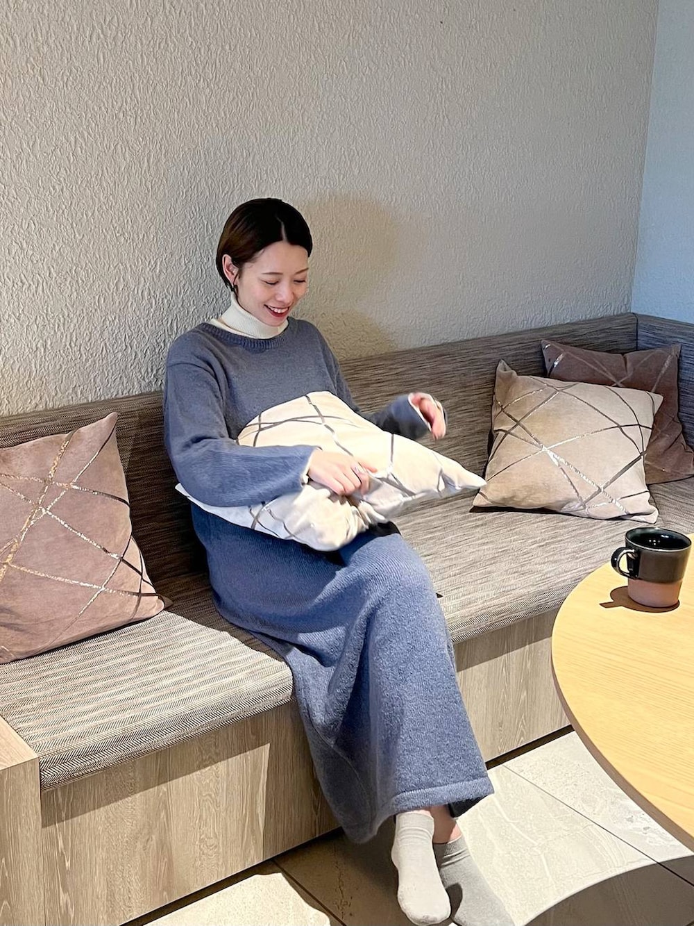 ブルー系のワンピースを着用したレディースの冬コーディネートの6枚目の写真