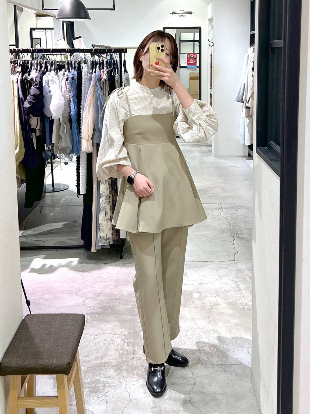 ブラック系のローファー、ブラック系のハンドバッグ、ベージュ系のシャツ/ブラウスを着用したレディースの春コーディネートの4枚目の写真