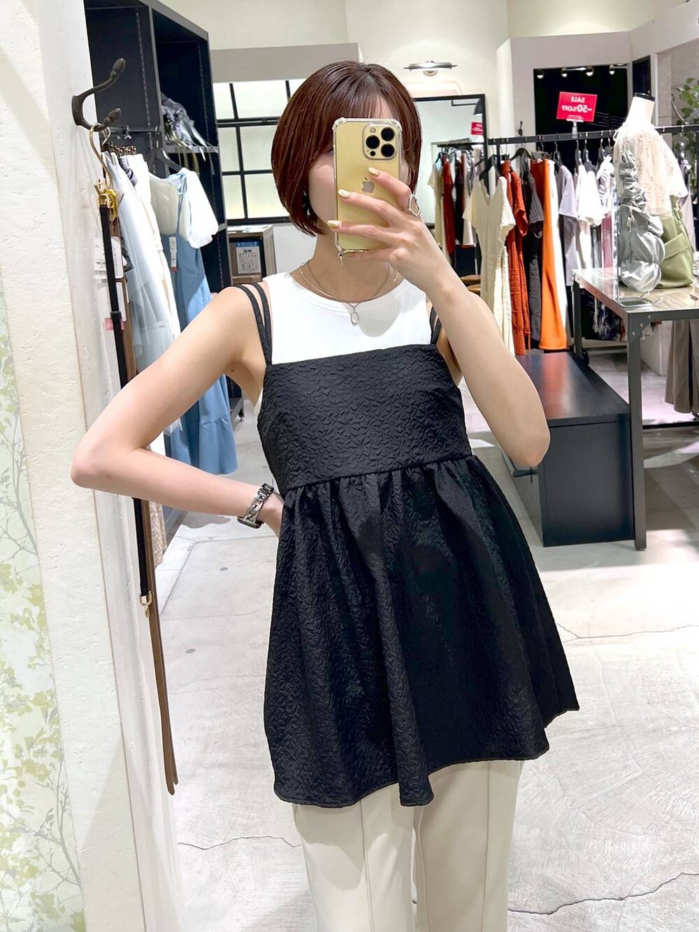 ブラック系のサンダル、ベージュ系のその他パンツ、グリーン系のパーカーを着用したレディースの夏コーディネートの4枚目の写真