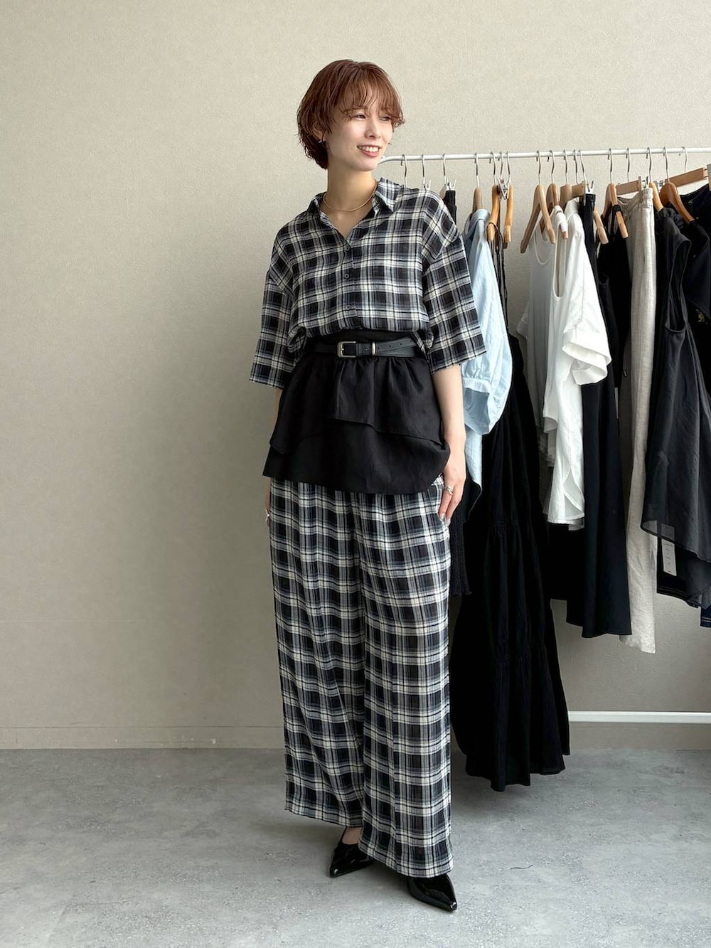 ブラック系のシャツ/ブラウス、ブラック系のその他パンツ、ブラック系のサンダルを着用したレディースの夏コーディネートの5枚目の写真