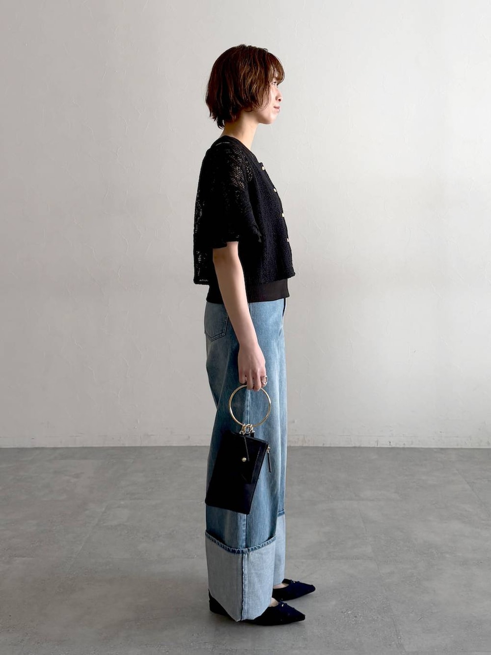 ブルー系のパンプス、ブラック系のショルダーバッグ、ブラック系のカーディガン/ボレロを着用したレディースの冬コーディネートの2枚目の写真