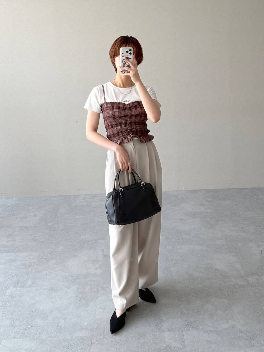 ブラック系のサンダル、ホワイト系のTシャツ/カットソー、レッド系のシャツ/ブラウスを着用したレディースの夏コーディネートの5枚目の写真