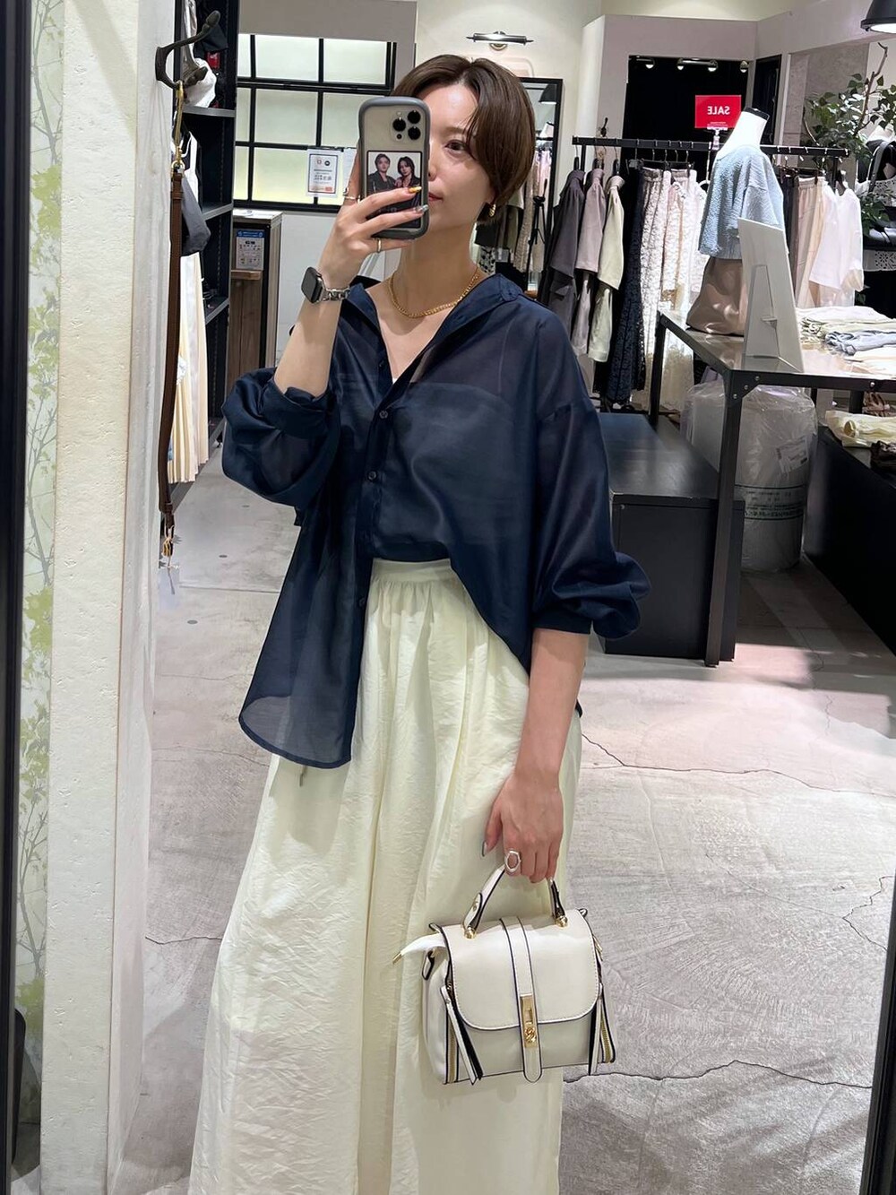 シルバー系のバレエシューズ、ホワイト系のショルダーバッグ、ホワイト系のキャミソールを着用したレディースの夏コーディネートの4枚目の写真