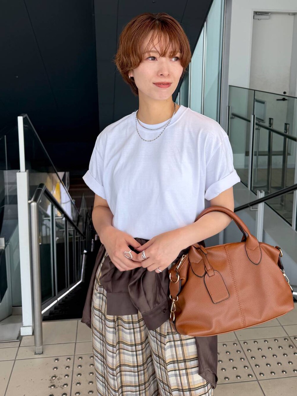 ベージュ系のその他パンツ、ブラウン系のボストンバッグ、ブラウン系のシャツ/ブラウスを着用したレディースの夏コーディネートの4枚目の写真