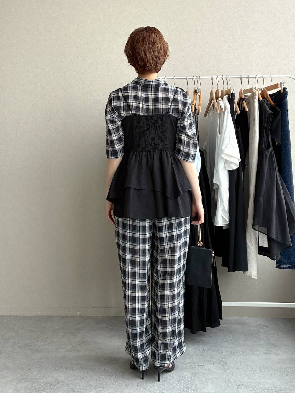 ブラック系のシャツ/ブラウス、ブラック系のその他パンツ、ブラック系のサンダルを着用したレディースの夏コーディネートの4枚目の写真