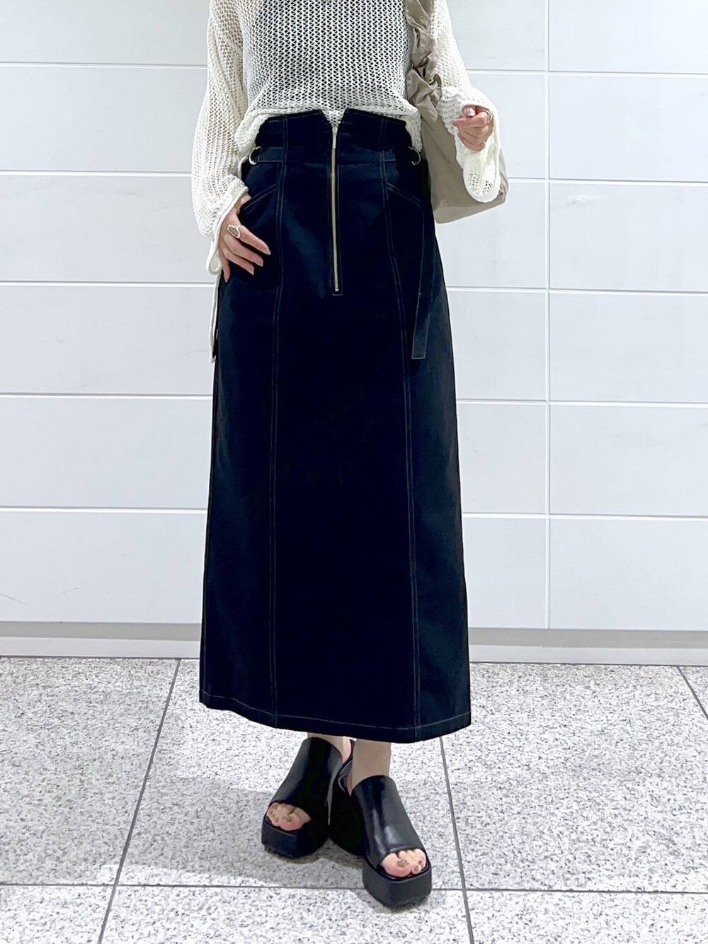 ブラック系のサンダル、ブラック系のキャミソール、ホワイト系のニット/セーターを着用したレディースの夏コーディネートの4枚目の写真