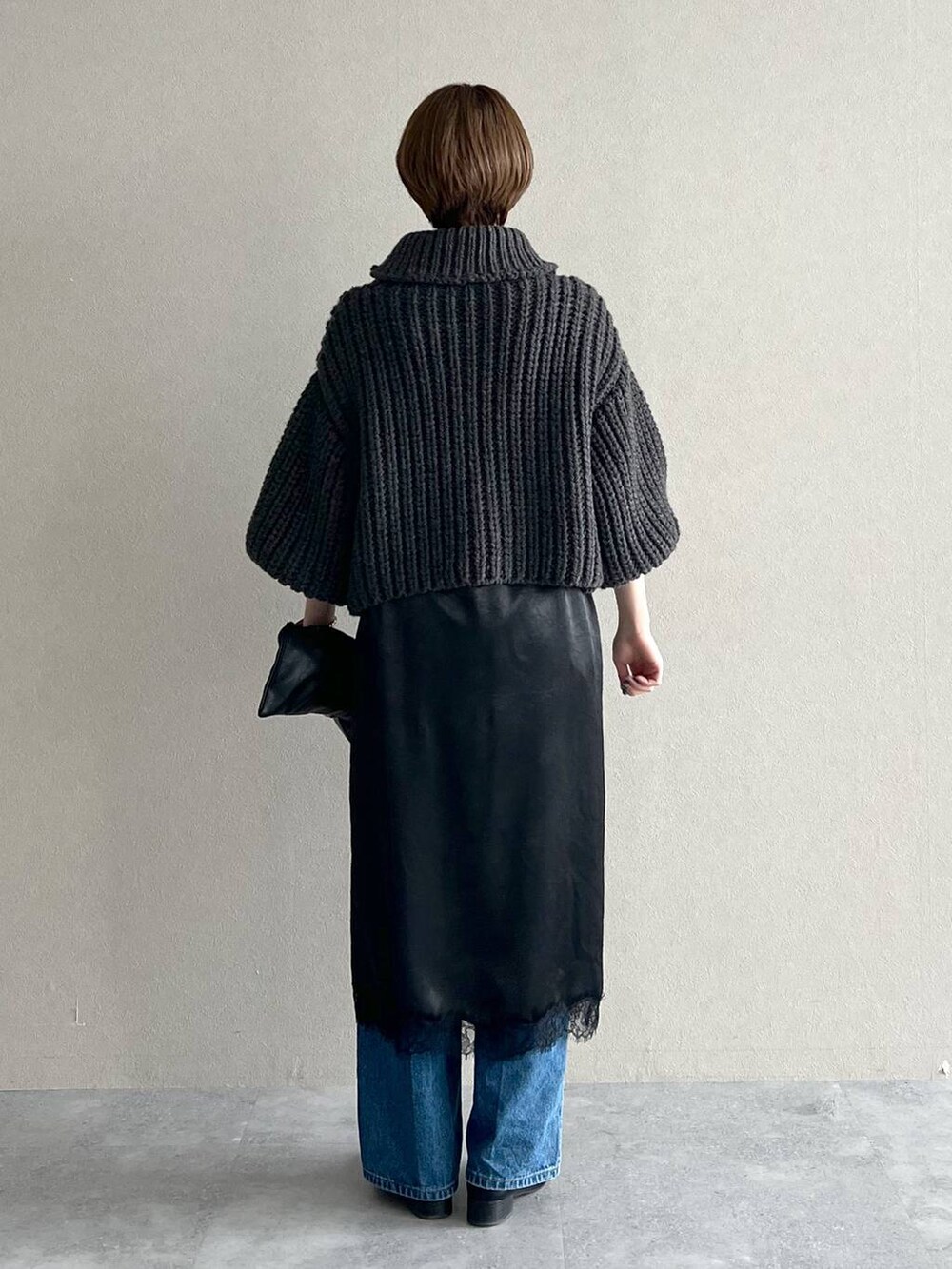 ブルー系のデニムパンツ、ブラック系のローファー、グレー系のニット/セーターを着用したレディースの秋コーディネートの3枚目の写真