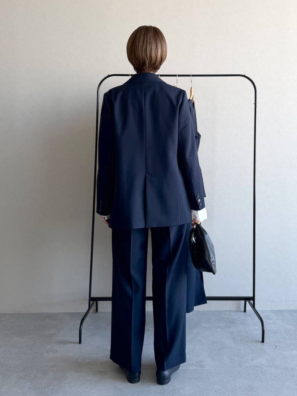 ブルー系のテーラードジャケット、ブルー系のその他パンツ、ホワイト系のシャツ/ブラウスを着用したレディースの冬コーディネートの3枚目の写真