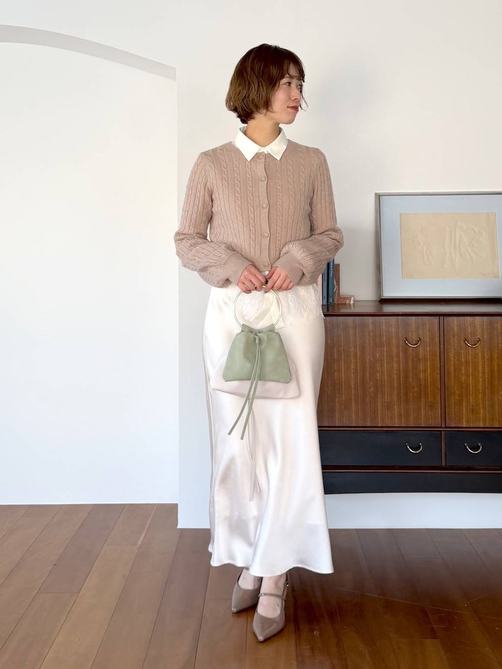 ベージュ系のワンピース、ホワイト系のシャツ/ブラウス、ブラウン系のサンダルを着用したレディースの冬コーディネートの4枚目の写真