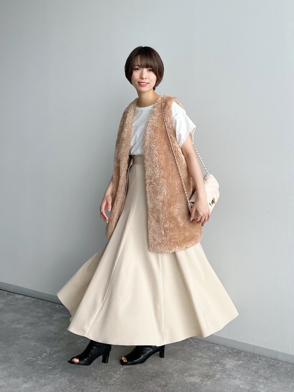 グリーン系のブルゾン、ホワイト系のショルダーバッグ、ホワイト系のTシャツ/カットソーを着用したレディースの夏コーディネートの4枚目の写真