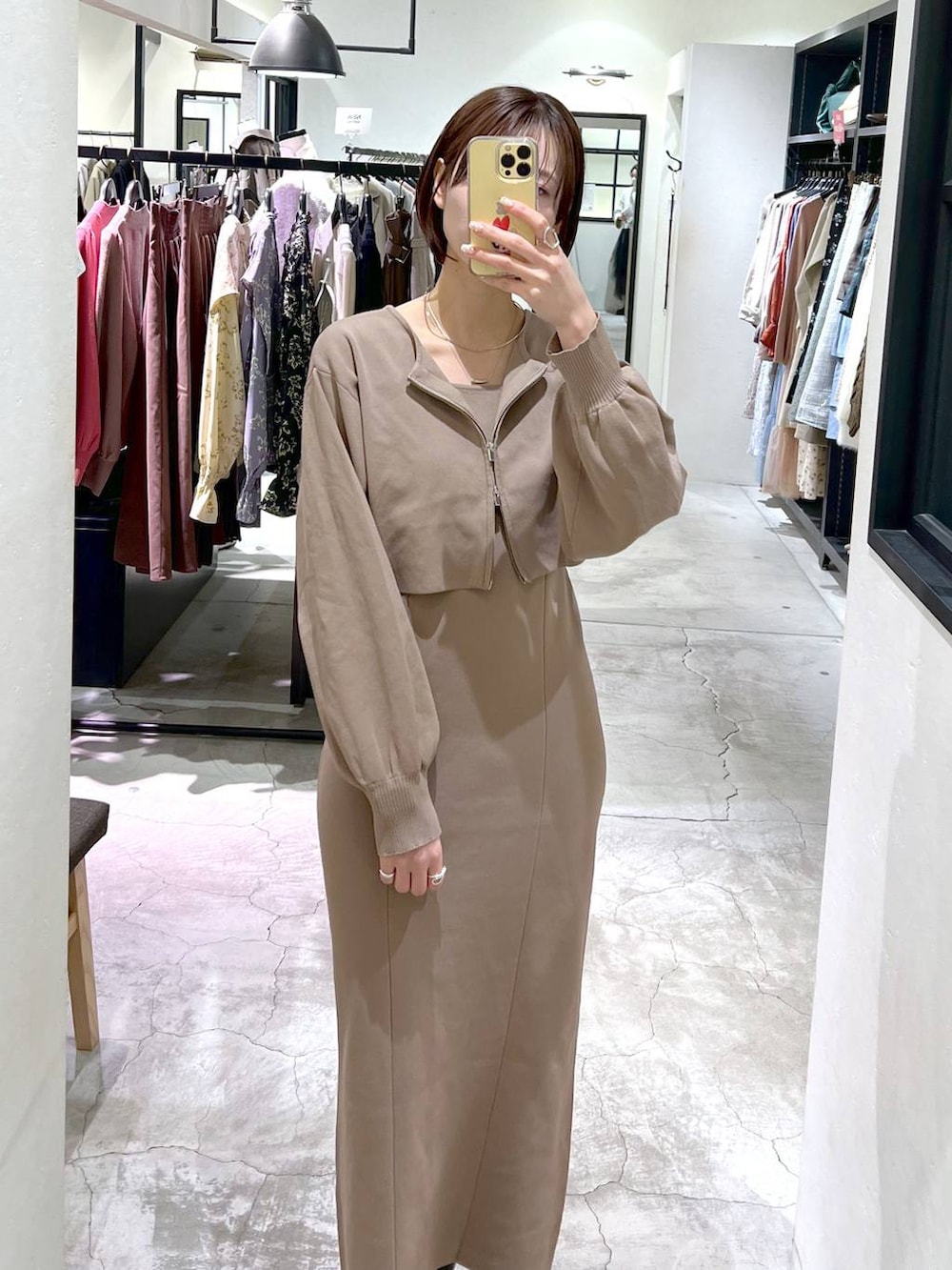 ブラック系のトートバッグ、ブラウン系のワンピース、ブラック系のブーツを着用したレディースの冬コーディネートの4枚目の写真