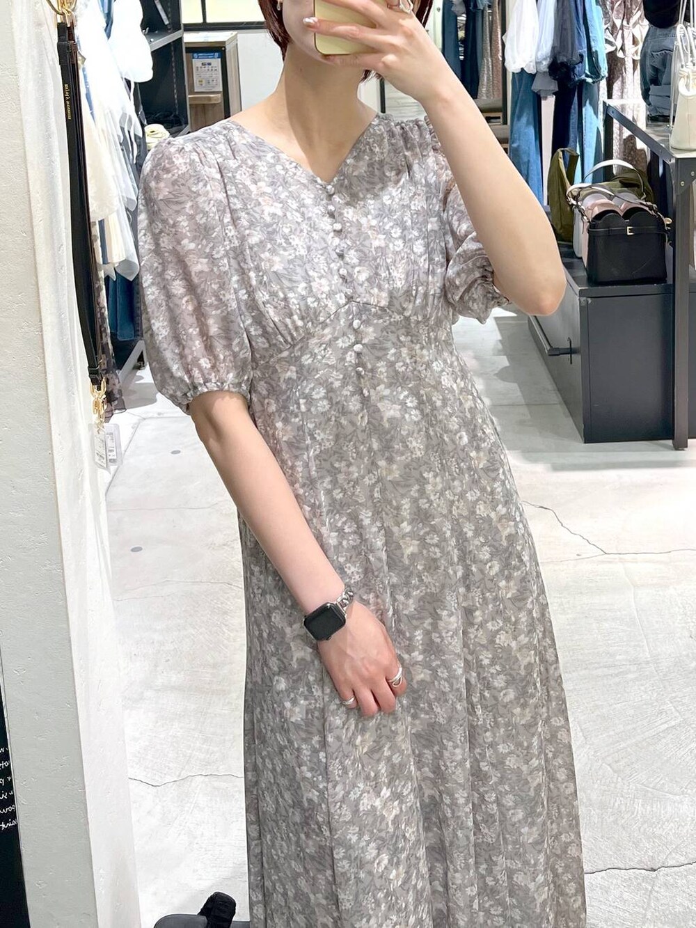 グレー系のサンダル、グレー系のワンピース、シルバー系のショルダーバッグを着用したレディースの夏コーディネートの5枚目の写真