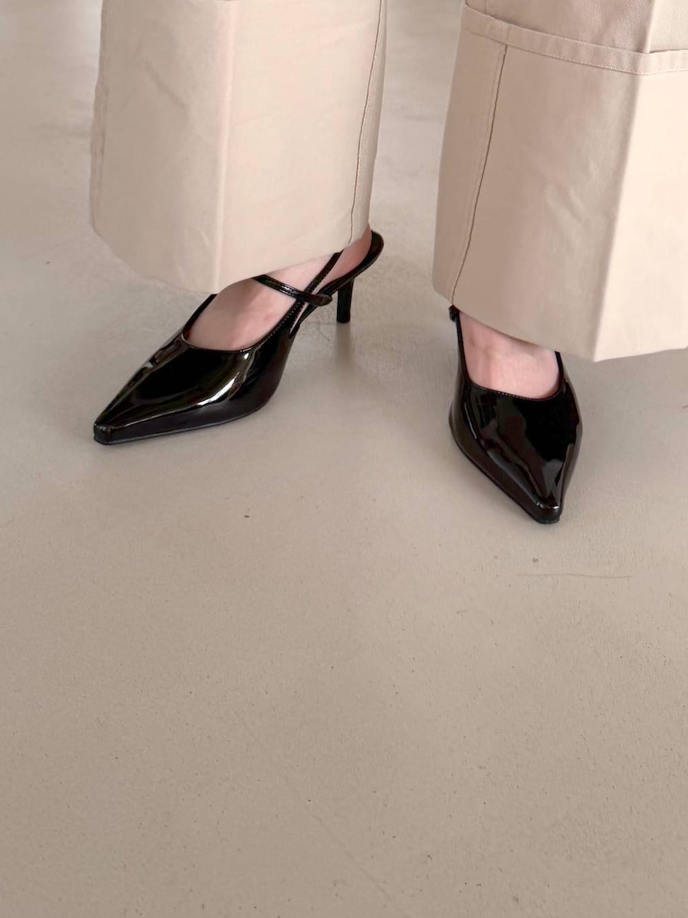 ブラック系のサンダル、ブルー系のニット/セーター、ブラック系のハンドバッグを着用したレディースの冬コーディネートの7枚目の写真