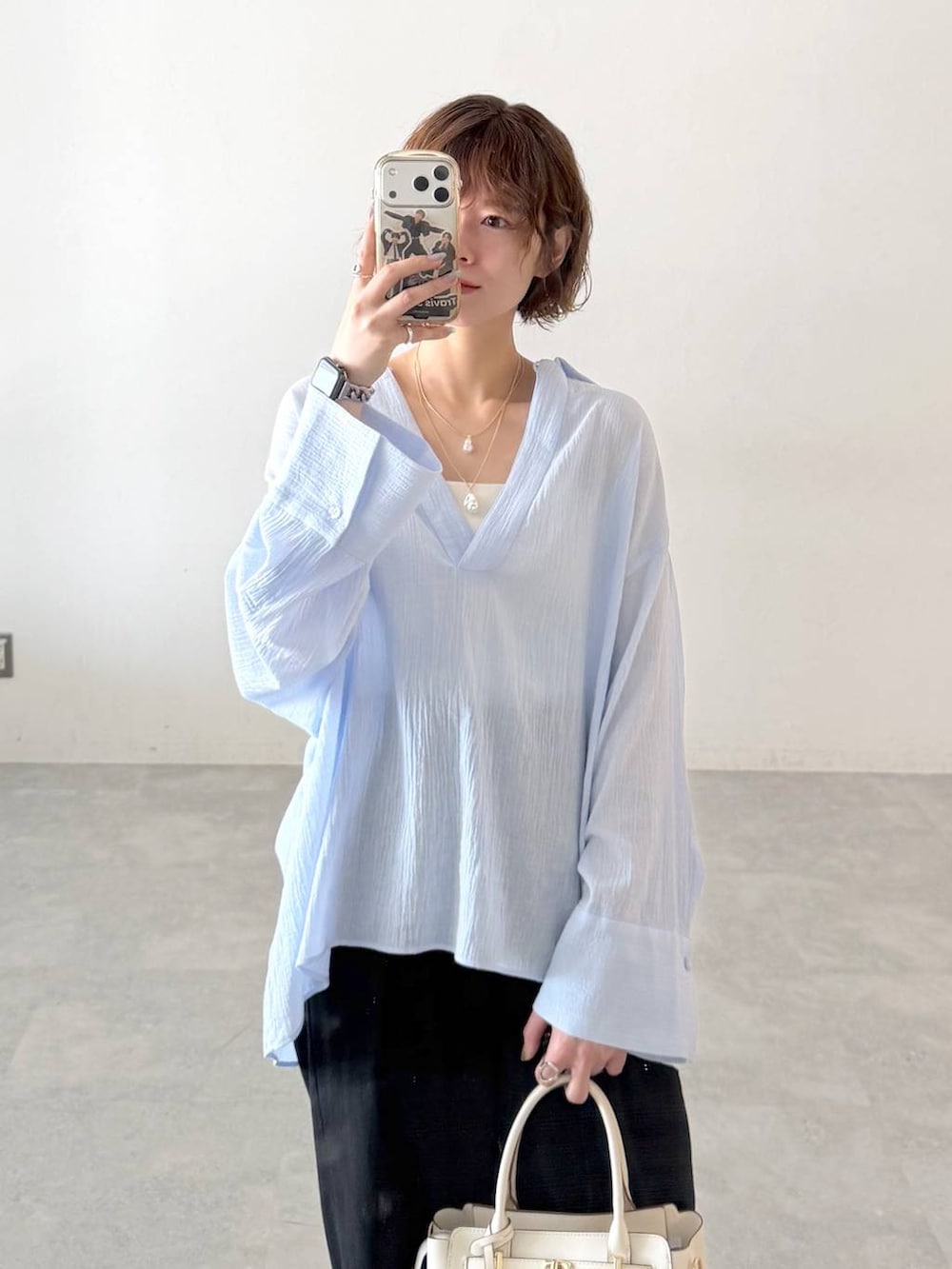 ブラック系のサンダル、ブラック系のその他パンツ、ブルー系のシャツ/ブラウスを着用したレディースの春コーディネートの5枚目の写真