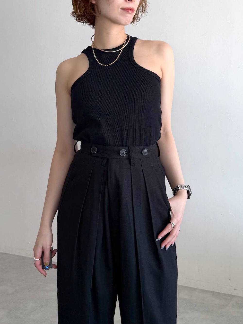 ブラック系のボストンバッグ、ブラック系のサンダル、ブラック系のタンクトップを着用したレディースの春コーディネートの5枚目の写真