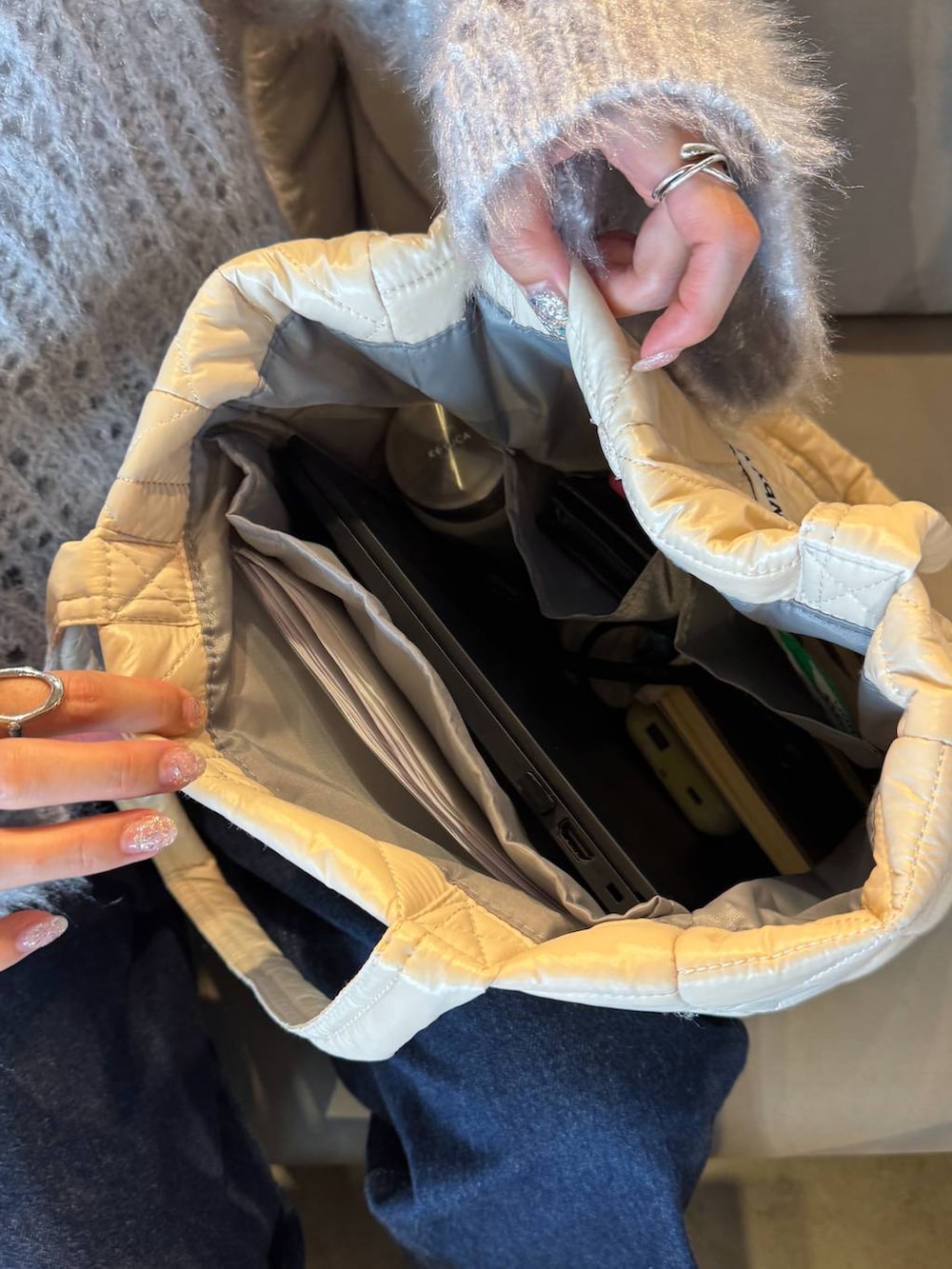 グレー系のニット/セーターを着用したレディースの秋コーディネートの8枚目の写真