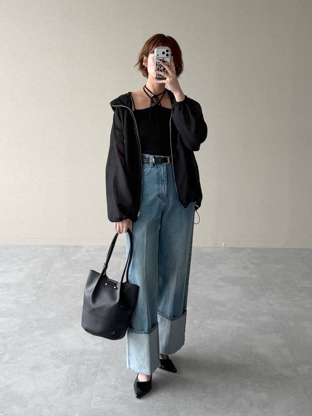 ブラック系のサンダル、ブルー系のデニムパンツ、ブラック系のキャミソールを着用したレディースの春コーディネートの5枚目の写真