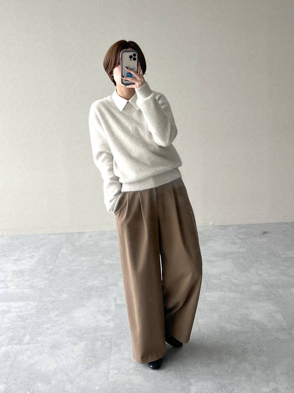 ブラック系のローファー、ブラック系のトートバッグ、ベージュ系のその他パンツを着用したレディースの秋コーディネートの5枚目の写真