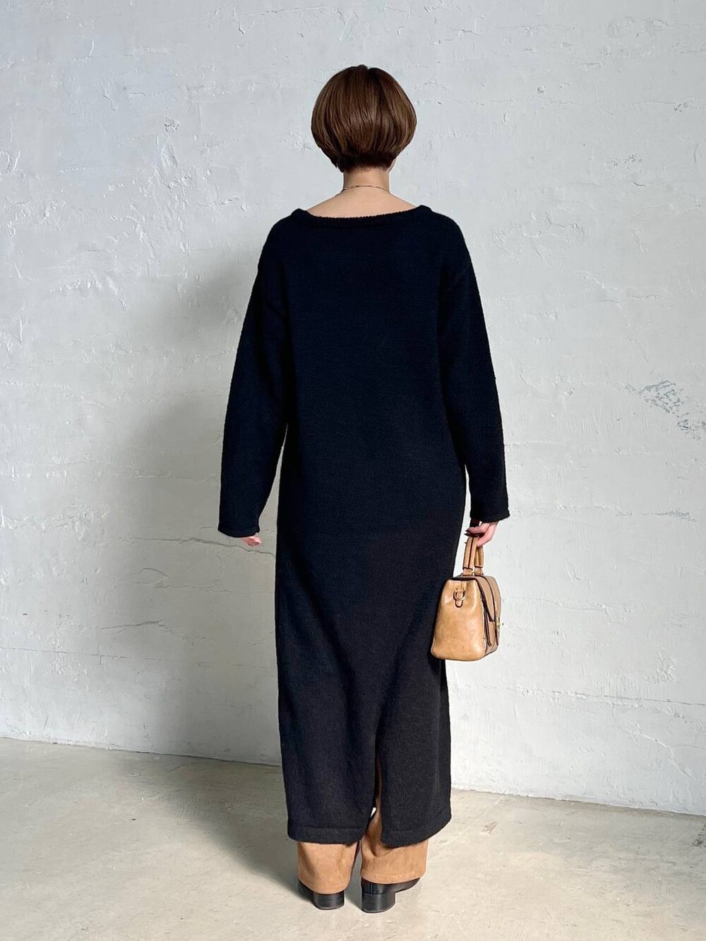 ブラック系のローファー、ブラウン系のスラックス、ブラウン系のショルダーバッグを着用したレディースの秋コーディネートの3枚目の写真