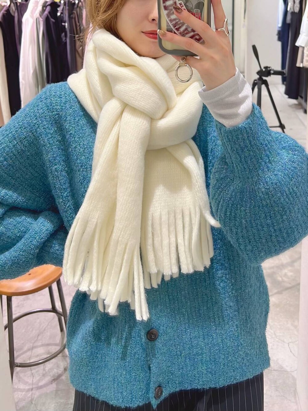 ブラック系のブーツ、シルバー系のTシャツ/カットソー、ブルー系のその他パンツを着用したレディースの秋コーディネートの5枚目の写真