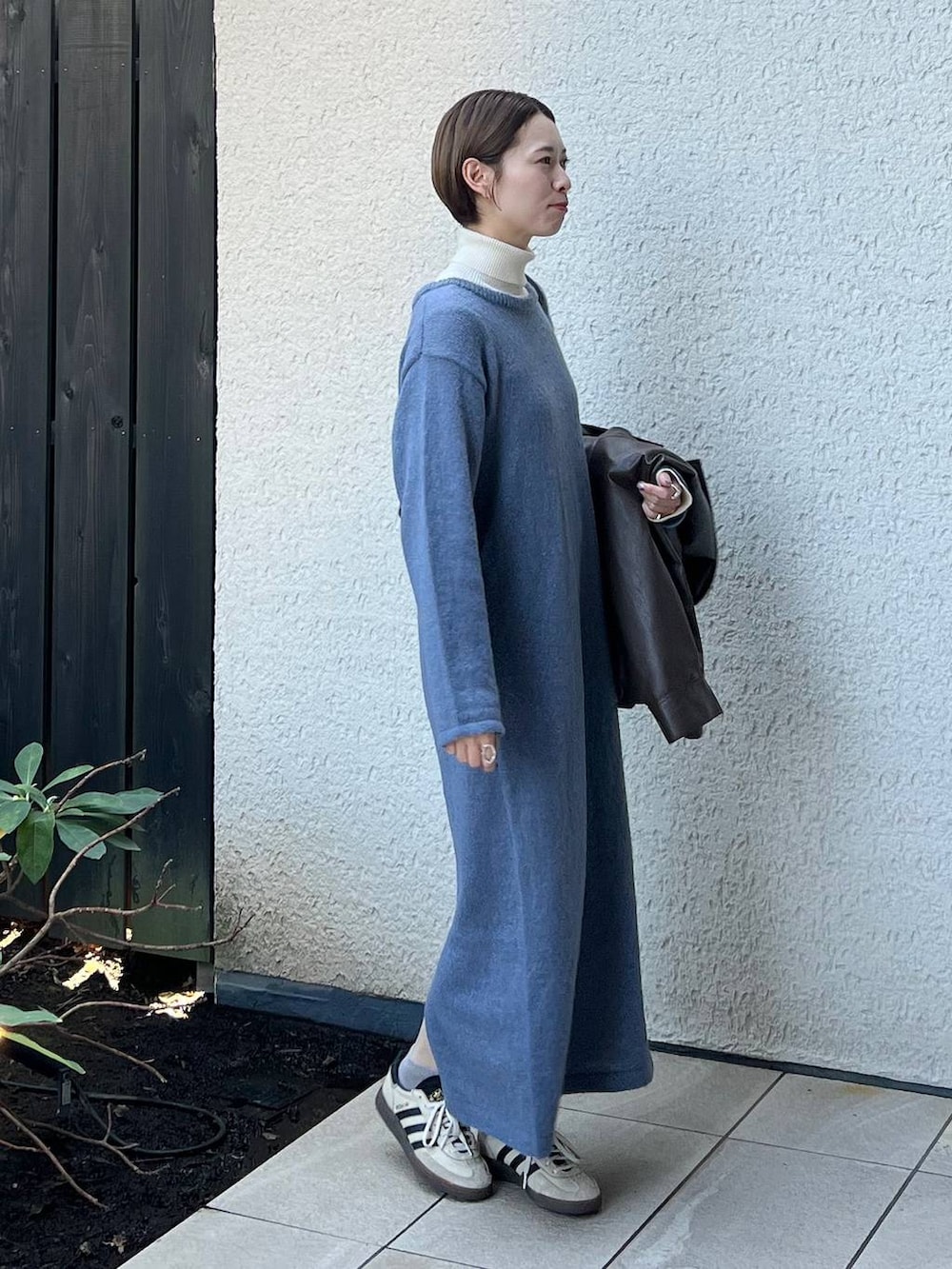 ブルー系のワンピースを着用したレディースの冬コーディネートの2枚目の写真