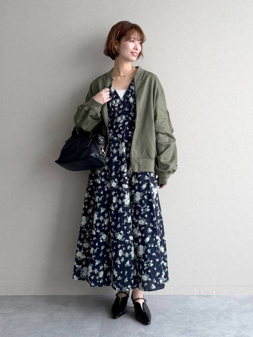 ブラック系のボストンバッグ、ブラック系のサンダル、グリーン系のMA-1を着用したレディースの春コーディネートの9枚目の写真