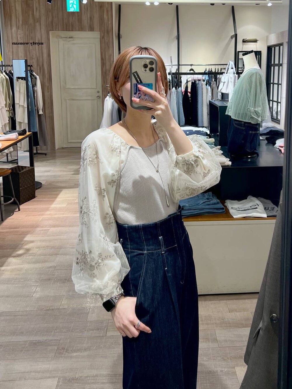 ホワイト系のトートバッグ、ブラック系のバレエシューズ、ブルー系のデニムパンツを着用したレディースの春コーディネートの4枚目の写真