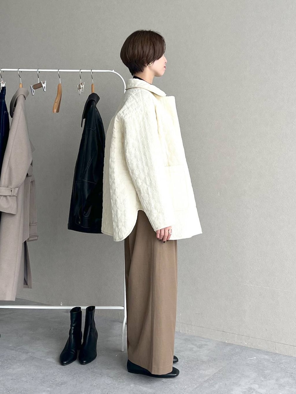 ホワイト系のブルゾン、ブラック系のバレエシューズ、ベージュ系のその他パンツを着用したレディースの秋コーディネートの2枚目の写真