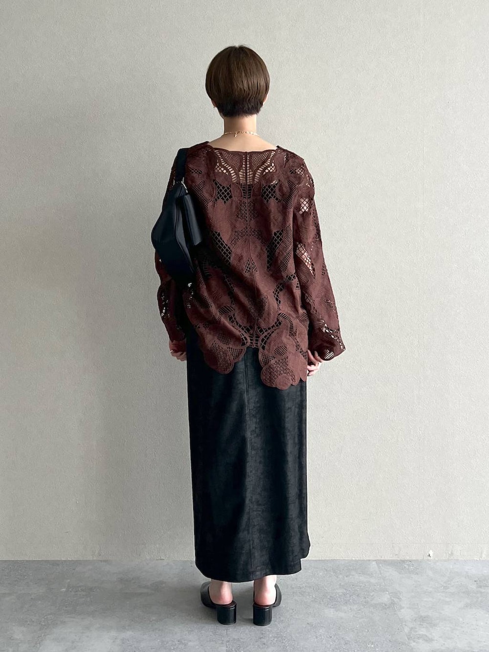 ブラウン系のシャツ/ブラウス、ブラック系のスカート、ブラック系のスリッポンを着用したレディースの秋コーディネートの3枚目の写真