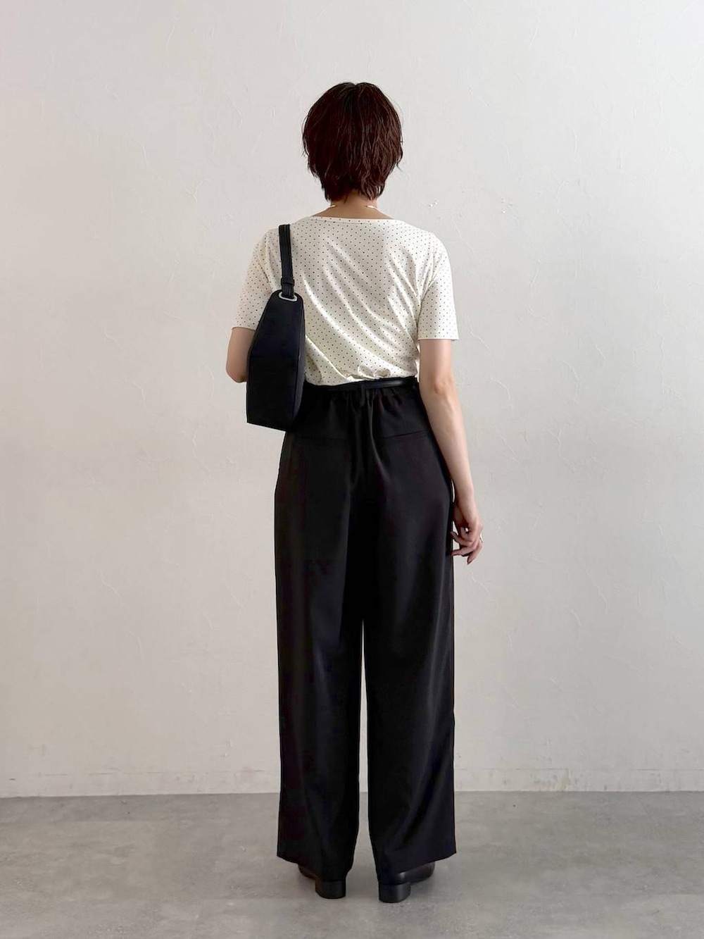 ホワイト系のTシャツ/カットソー、ブラック系のローファー、ブラック系のその他パンツを着用したレディースの夏コーディネートの3枚目の写真