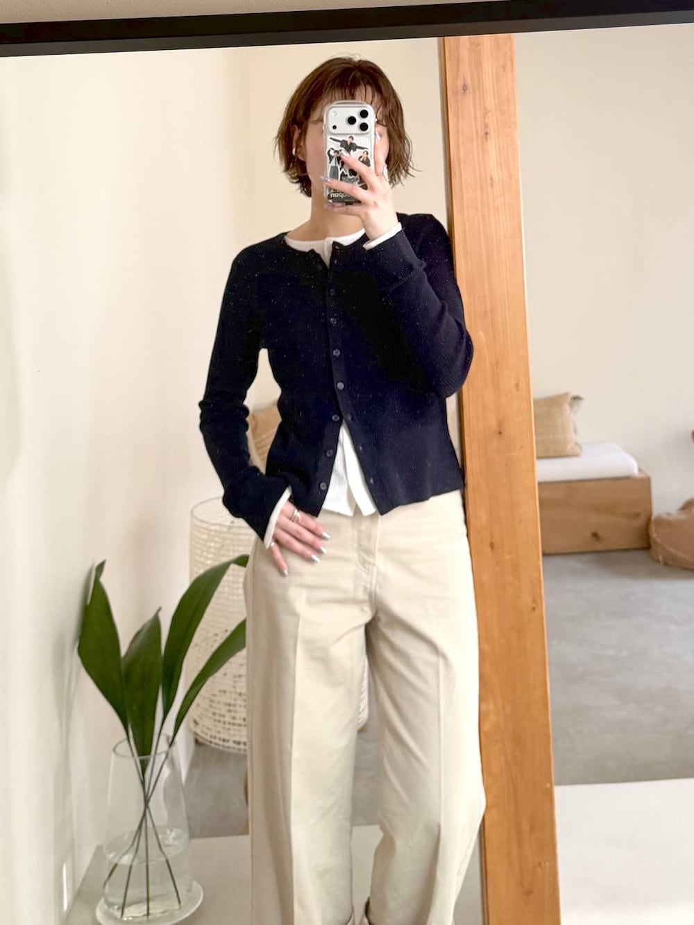 ブラック系のサンダル、ブルー系のニット/セーター、ブラック系のハンドバッグを着用したレディースの冬コーディネートの4枚目の写真