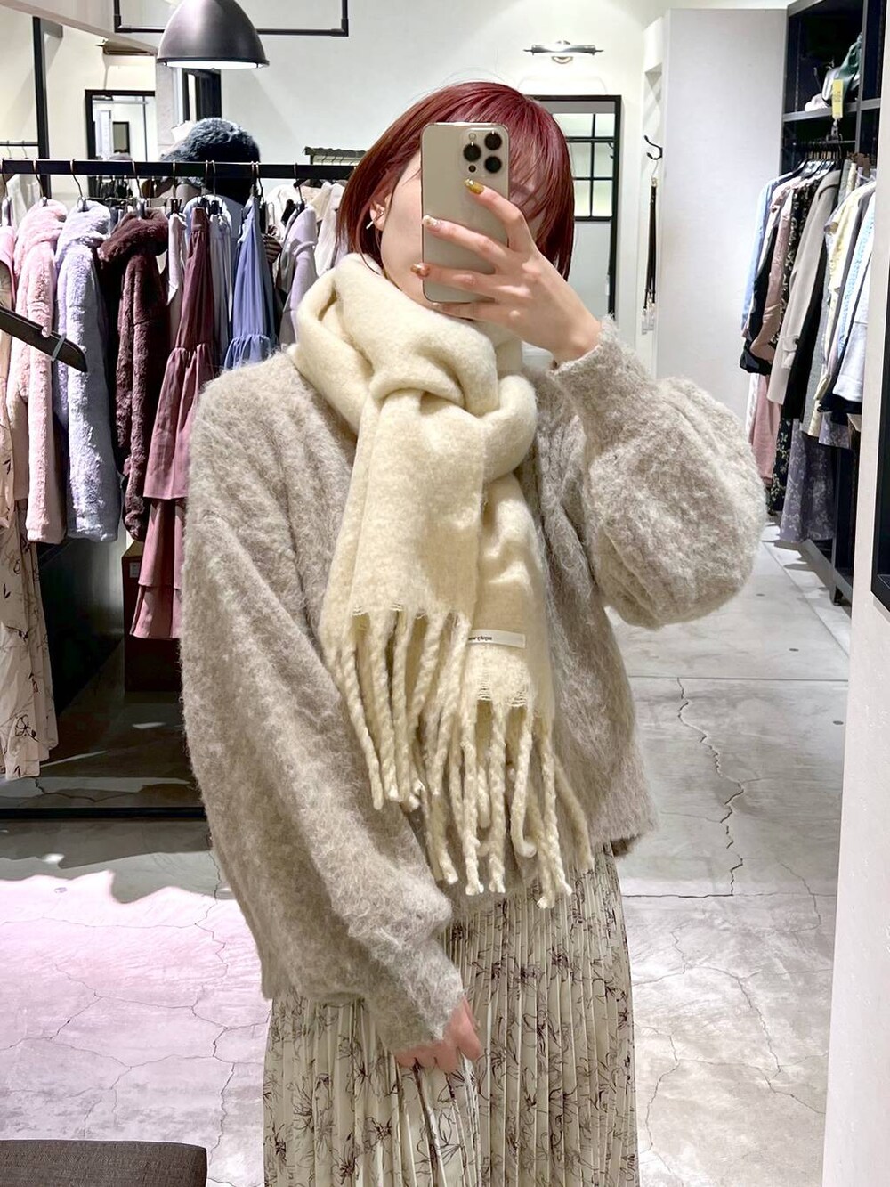 ブラック系のブーツ、ブラウン系のカーディガン/ボレロ、ホワイト系のTシャツ/カットソーを着用したレディースの秋コーディネートの4枚目の写真